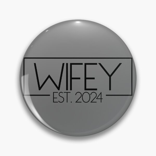 Artikelvorschau, Wifey Est. 2024 Matching Couple Married 2024 Wifey Gear entworfen und verkauft von DynamicDesign.
