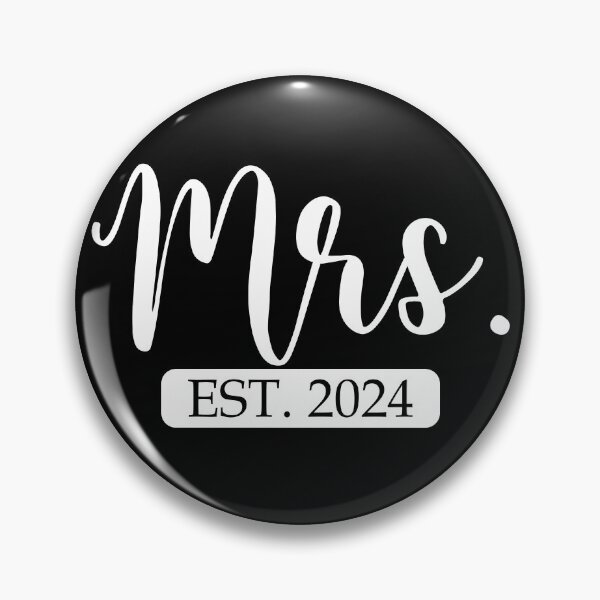 Artikelvorschau, Mrs. Est. 2024 Matching Couple Newlywed Married 2024 Mrs Gear entworfen und verkauft von DynamicDesign.
