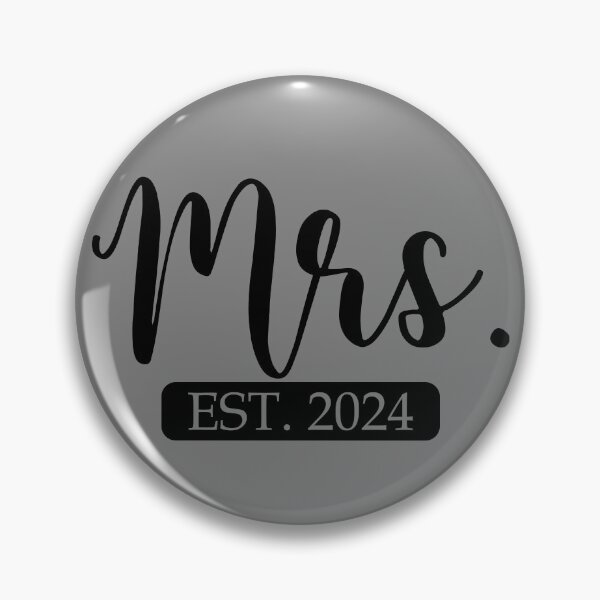 Artikelvorschau, Mrs. Est. 2024 Matching Couple Newlywed Married 2024 Mrs Gear entworfen und verkauft von DynamicDesign.
