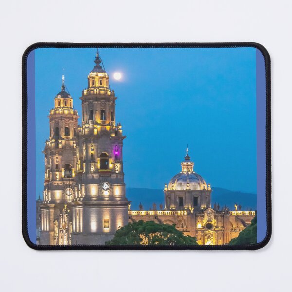 Artikelvorschau, Mexiko. Morelia. Kathedrale bei Nacht mit Vollmond. entworfen und verkauft von vadim19.