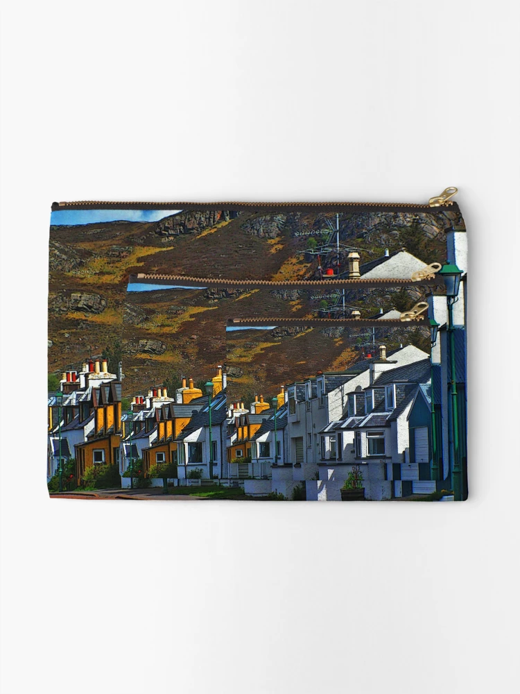 Aperçu 2 sur 4. Pochette avec l'œuvre Doon The Street, Shieldaig créée et vendue par Elizabeth Austin-Craig.
