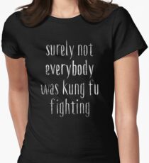 Sicherlich nicht jeder war Kung Fu, das T-Shirt kämpft Tailliertes T-Shirt für Frauen