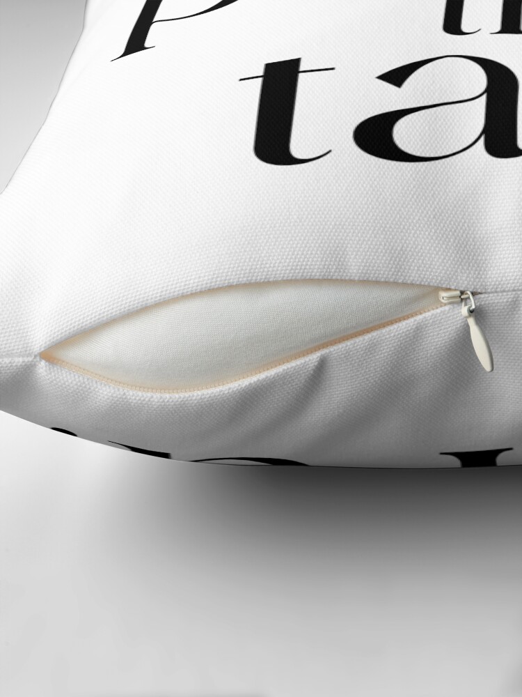Aperçu 2 sur 4. Coussin avec l'œuvre il n'est pas trop tard créée et vendue par enFRANCAISsvp.