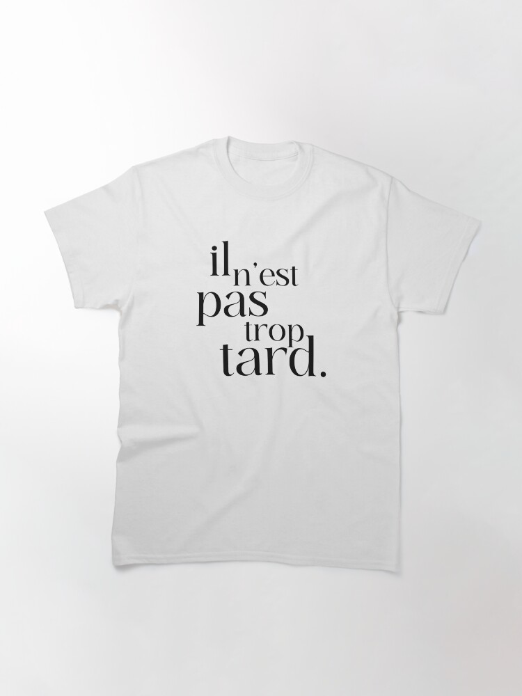 Aperçu 3 sur 7. T-shirt classique avec l'œuvre il n'est pas trop tard créée et vendue par enFRANCAISsvp.