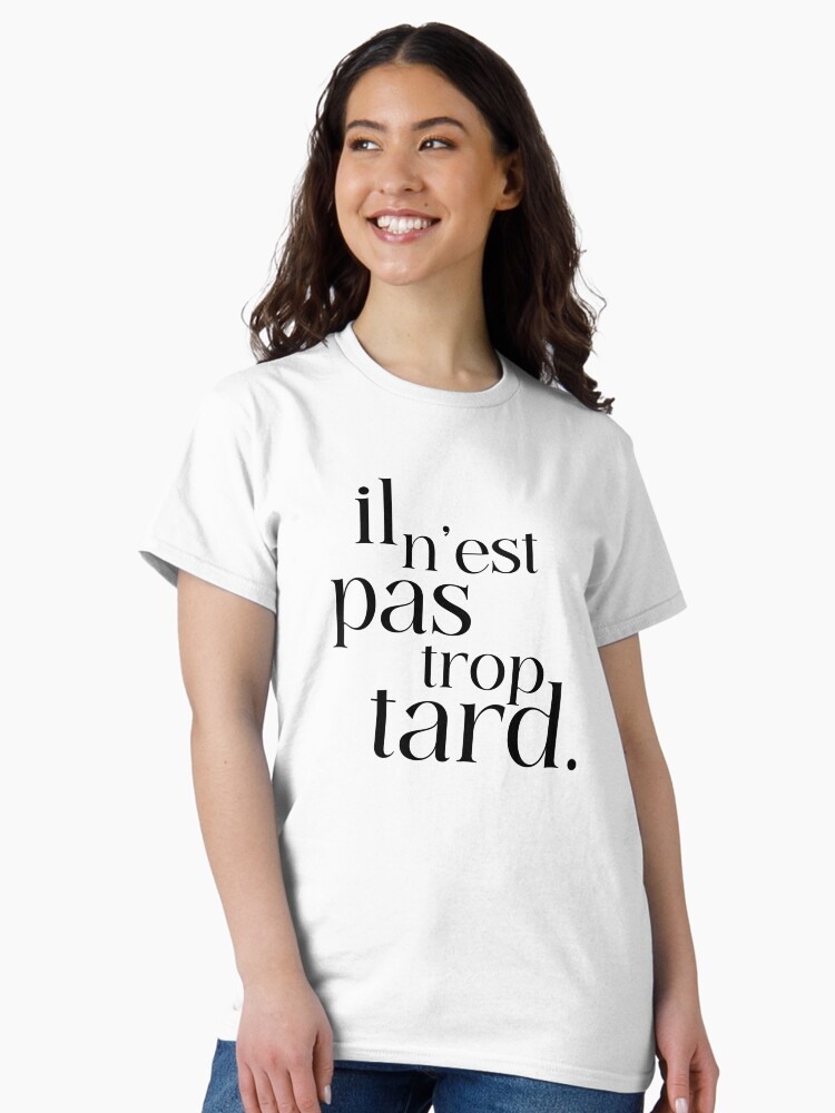 Aperçu 1 sur 7. T-shirt classique avec l'œuvre il n'est pas trop tard créée et vendue par enFRANCAISsvp.