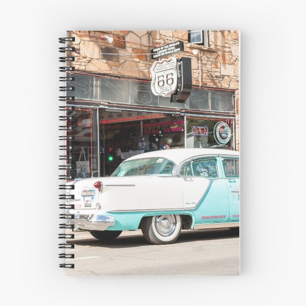 Aperçu de l'œuvre Scène de rue dans la ville Route 66 avec signalisation de boutique vintage et voiture Chev créée et vendue par Brian Scantlebury.