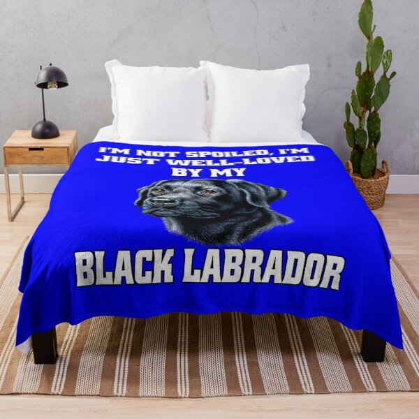 Artikelvorschau, Besitzer eines schwarzen Labrador Retriever-Hundes Ich bin nicht verwöhnt; Ich werde von meinem schwarzen Labrador einfach geliebt entworfen und verkauft von fantasticdesign.