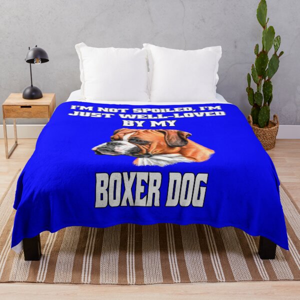 Artikelvorschau, Boxer-Hundebesitzer Ich bin nicht verwöhnt; Ich werde von meinem Boxerhund einfach sehr geliebt. entworfen und verkauft von fantasticdesign.