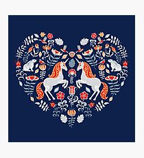 Einhörner, Hasen, Vögel, Blumen. Ornament in Form eines Herzens. Volkskunst. Fotodruck