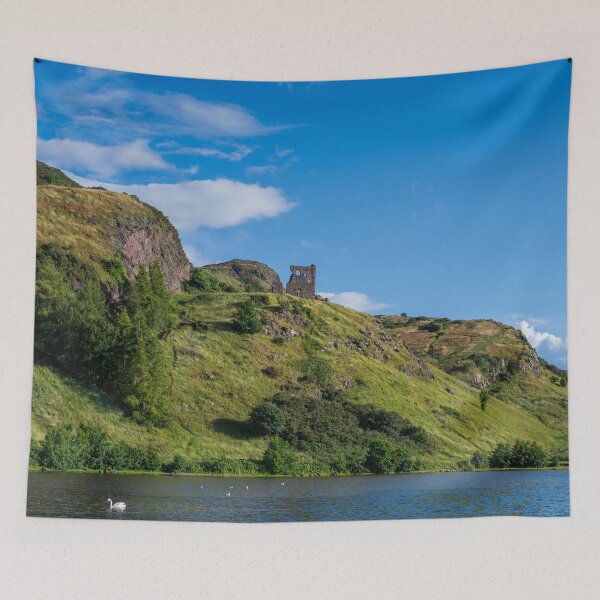 Artikelvorschau, Ruhiges St. Margaret Loch im Holyrood Park entworfen und verkauft von Kasia Design.