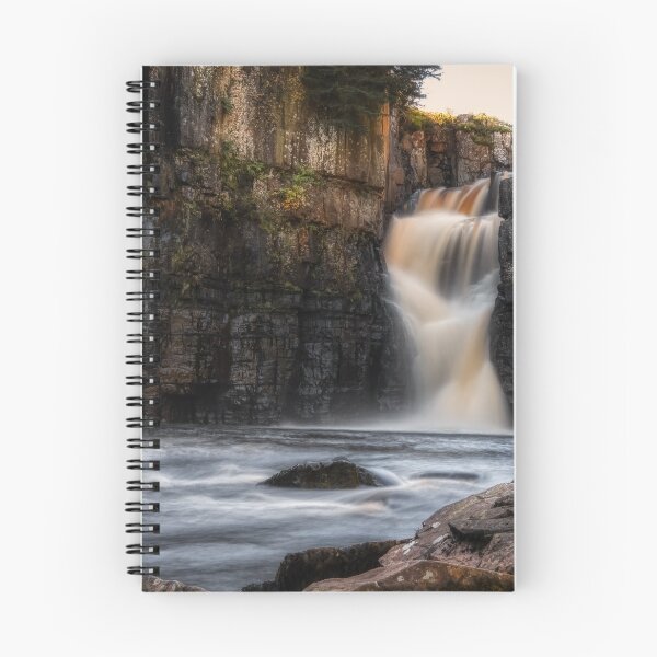 Artikelvorschau, Wasserfall mit hoher Kraft entworfen und verkauft von EcDigitalPhoto.