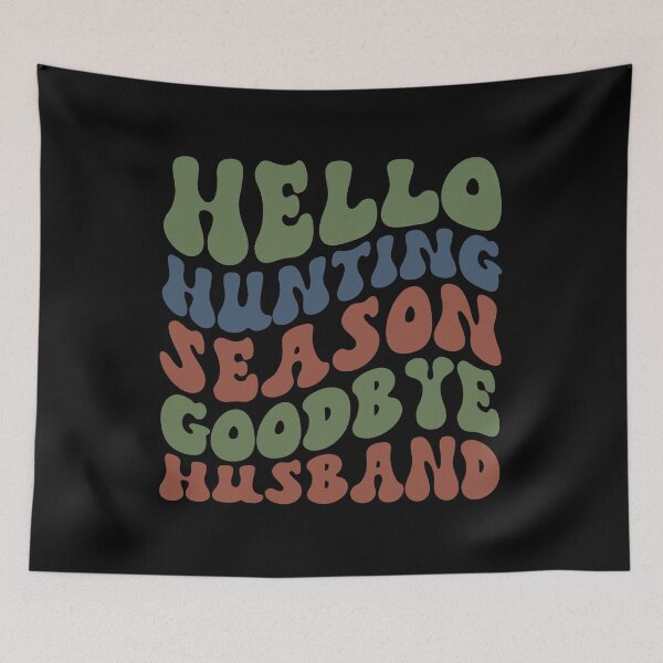 Artikelvorschau, „Hallo Jagdsaison, auf Wiedersehen Ehemann“-Zitat im Retro-Stil mit wehender Flagge. entworfen und verkauft von Dolphin Graphic.