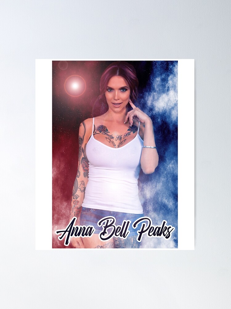 Нагая бикса Anna Bell Peaks выставила напоказ свои татуировки