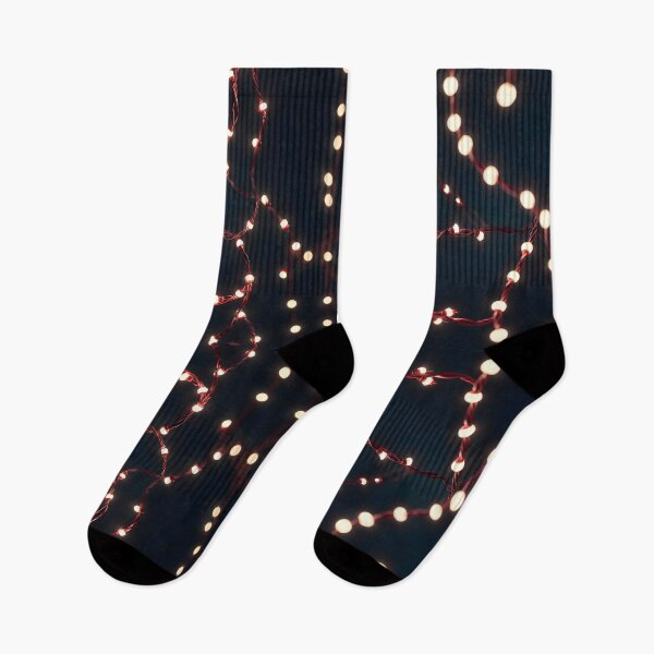 Artikelvorschau, Weihnachtsbaumlichter in der Dunkelheit. entworfen und verkauft von My-fake-places.