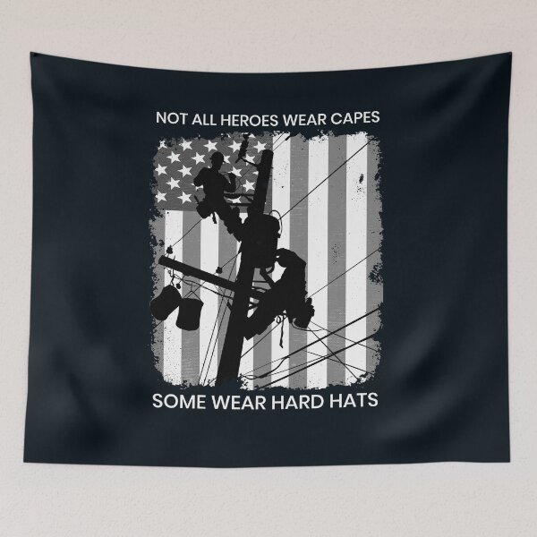 Artikelvorschau, Patriotischer amerikanischer Lineman – Nicht alle Helden tragen Umhänge, manche tragen Schutzhelme entworfen und verkauft von LineXpressions.