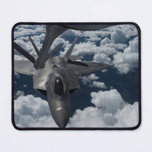 Artikelvorschau, STK109548M-A F-22 Raptor der US-Luftwaffe führt eine Luftbetankungsmission durch. entworfen und verkauft von StocktrekImages.