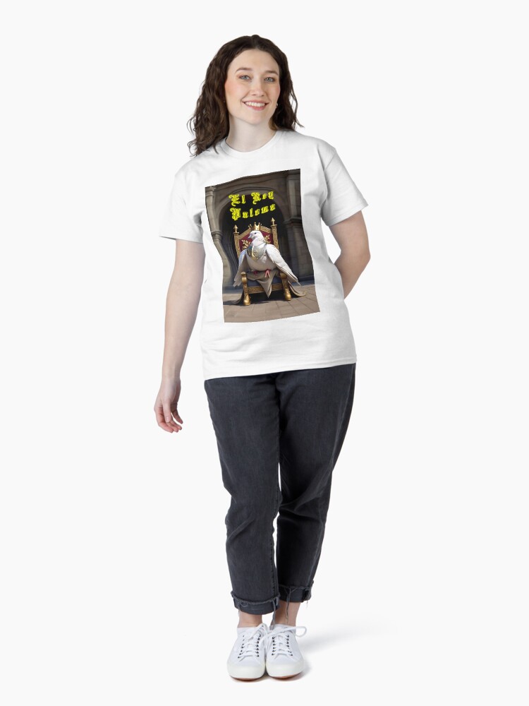 Imagen 4 de 7, Camiseta clásica con la obra El Rey Palomo, diseñada y vendida por FotoLibreStudio.