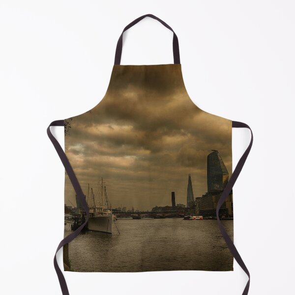 Artikelvorschau, Das Victoria Embankment an der Themse in der Abenddämmerung entworfen und verkauft von stevepaint.