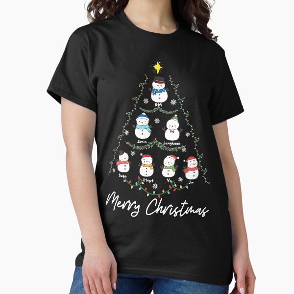 Artikel-Vorschau von BTS BT21 Weihnachts-Sweatshirt Bangtan Weihnachtspullover Shirt Kpop Feiertags-Merch Jin Jhope Jungkook RM Suga V Geschenk für Army Freundin Mama Geschenk Frohe Weihnachten ARMY, designt und verkauft von NattyTees.