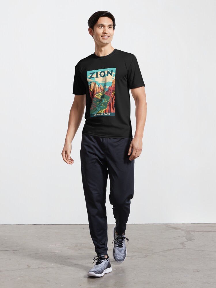 Imagen 5 de 7, Camiseta deportiva con la obra Un antiguo cuadro de viaje del Parque Nacional Zion, Utah, EE. UU., diseñada y vendida por GoodOldVintage.