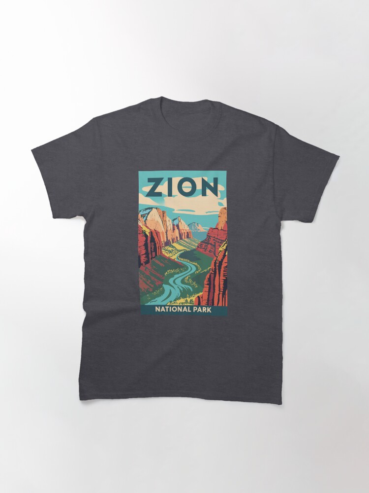 Imagen 3 de 7, Camiseta clásica con la obra Un antiguo cuadro de viaje del Parque Nacional Zion, Utah, EE. UU., diseñada y vendida por GoodOldVintage.