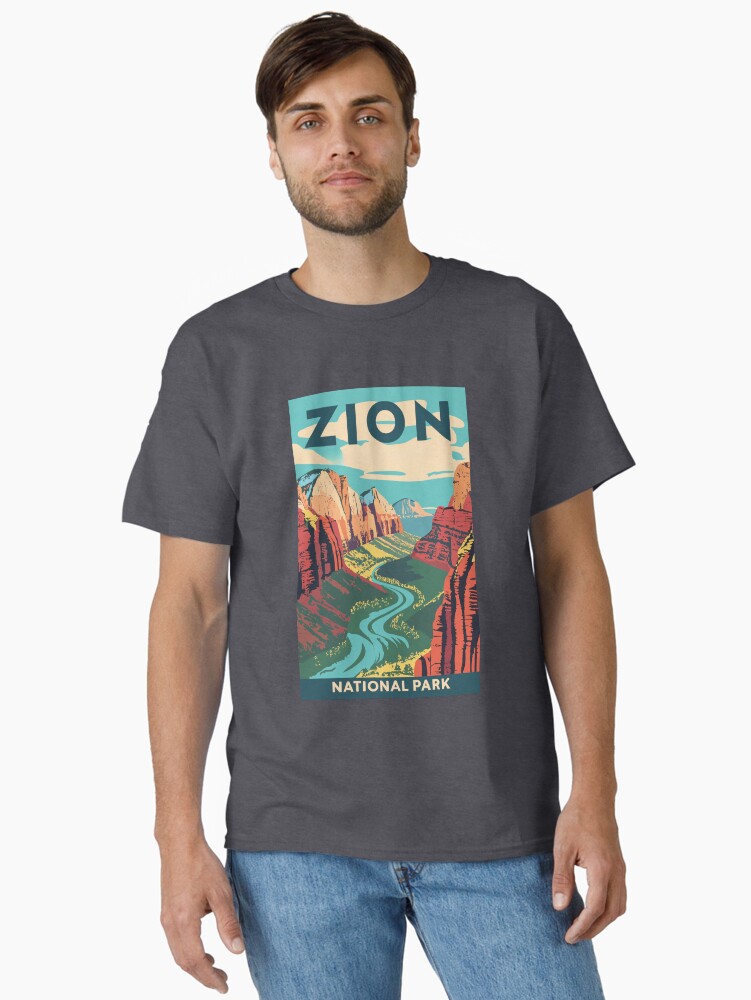 Imagen 1 de 7, Camiseta clásica con la obra Un antiguo cuadro de viaje del Parque Nacional Zion, Utah, EE. UU., diseñada y vendida por GoodOldVintage.