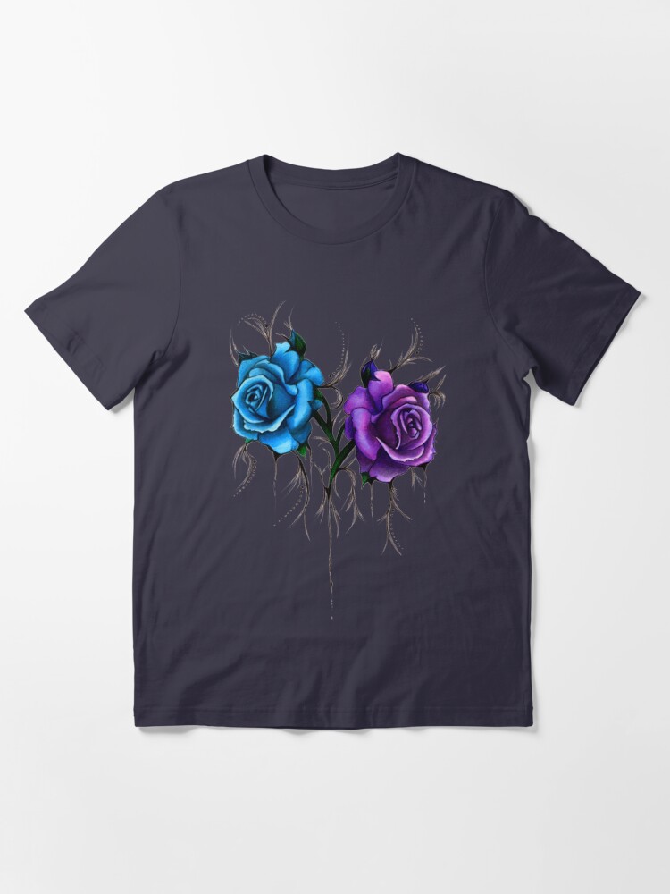 Camiseta «Rosas azules y moradas | Diseño de estilo de tatuaje» de  artbylayce | Redbubble