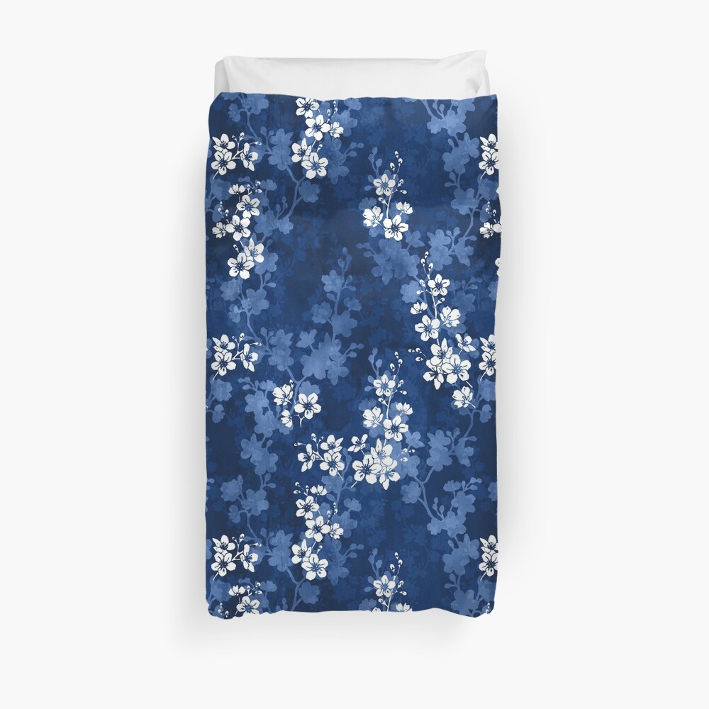 Flor de Sakura en azul profundo Funda nórdica