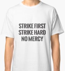 Strike zuerst Strike hart Keine Gnade Classic T-Shirt