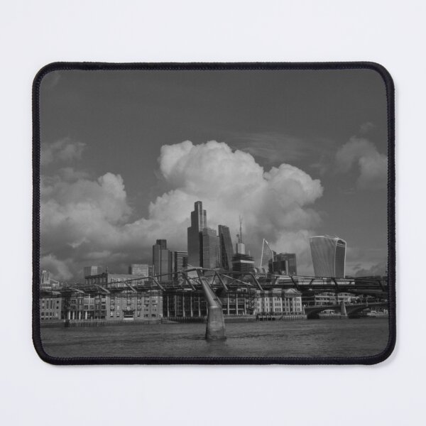 Artikelvorschau, Die Skyline von London in Monochrom entworfen und verkauft von iam01110011.