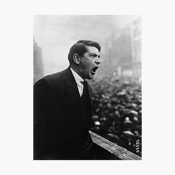 Artikel-Vorschau von  Soldat und Politiker, der eine führende Figur im irischen Unabhängigkeitskampf des frühen 20. Jahrhunderts war. [1] Von Januar 1922 bis zu seiner Ermordung im August 1922 war er Vorsitzender der Provisorischen Regierung des irischen Freistaats.

Collin, designt und verkauft von romeobravado.