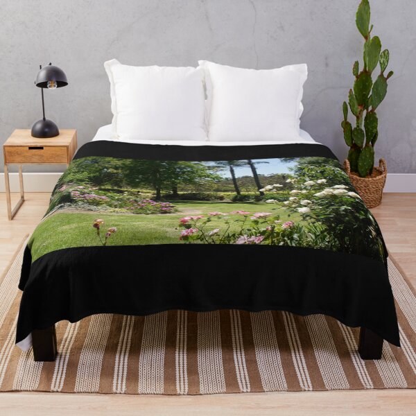 Artikelvorschau, Garten im Frühling von der Adelaider Künstlerin Avril Thomas bei Magpie Springs entworfen und verkauft von MagpieSprings.