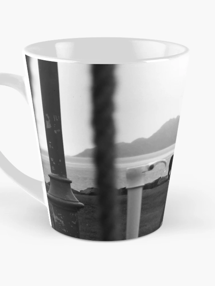 Aperçu 3 sur 4. Mug à café avec l'œuvre Watching The Watcher créée et vendue par Elizabeth Austin-Craig.