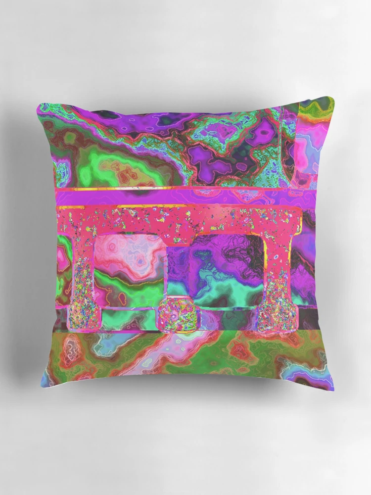 Aperçu 3 sur 4. Coussin avec l'œuvre End Of The Line créée et vendue par Elizabeth Austin-Craig.