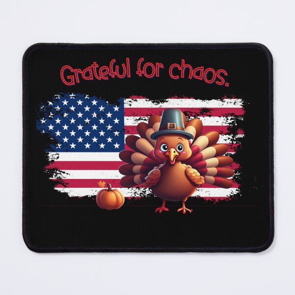 Artikelvorschau, Lustige Grafik eines Truthahns vor dem Hintergrund der US-Flagge mit der sarkastischen Aufschrift Grateful for Chaos. entworfen und verkauft von ArtFeverShop.
