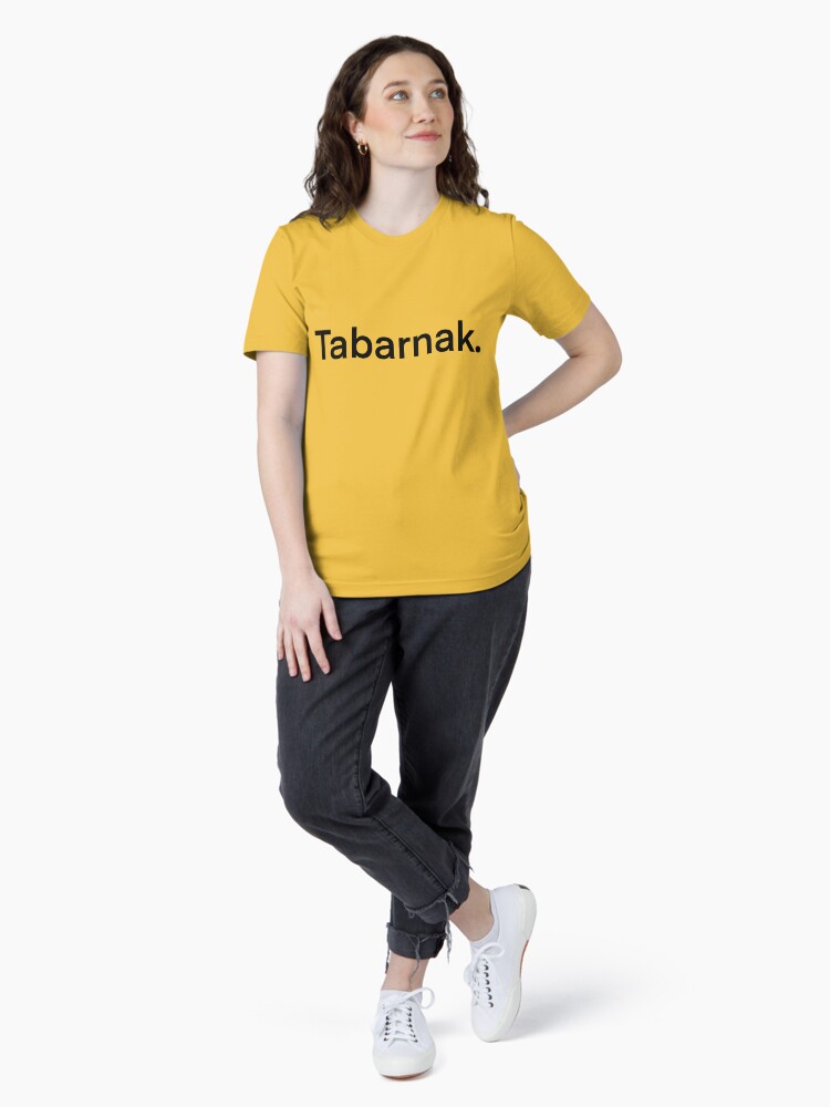 Aperçu 4 sur 7. T-shirt essentiel avec l'œuvre Tabarnak créée et vendue par DameAnne.