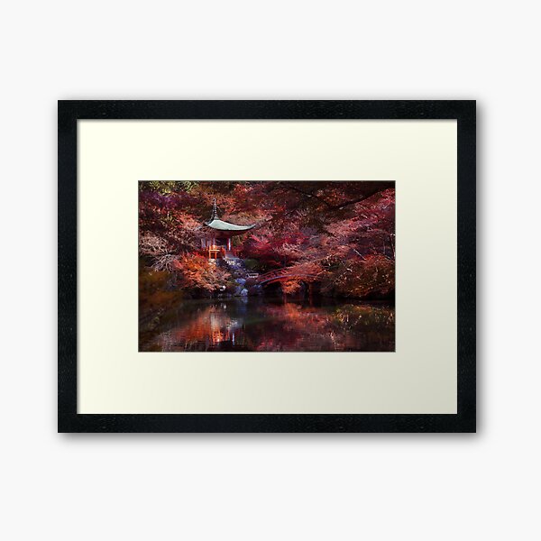 Impression Encadree Gros Plan De Tuile Japonaise Kawara Ornement Detail Dans Un Paysage D Automne Kyoto Japon Art Photo Impression Par Awenartprints Redbubble