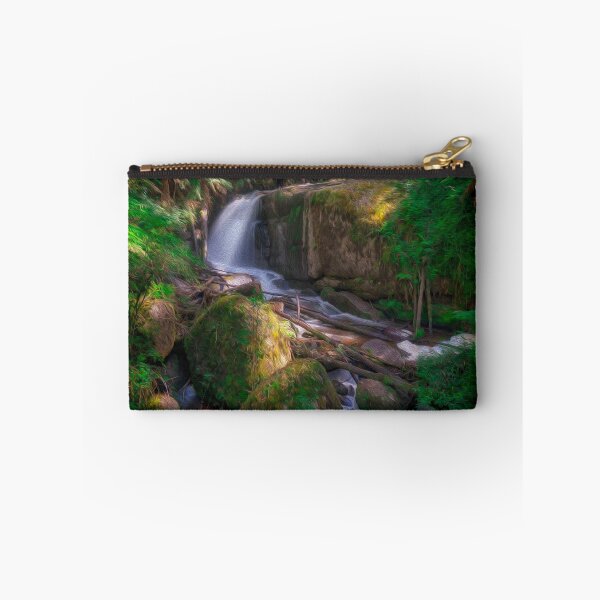 Artikelvorschau, Ölgemälde-Druck eines wunderschönen Wasserfalls entworfen und verkauft von DesignBoard Photography.