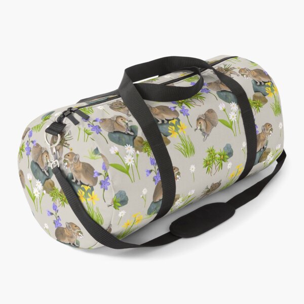 Artikelvorschau, Nördliches Pika- und Blumenmuster, süße kleine Pikas, die Blumen tragen. Grau entworfen und verkauft von Naty Design Prague.