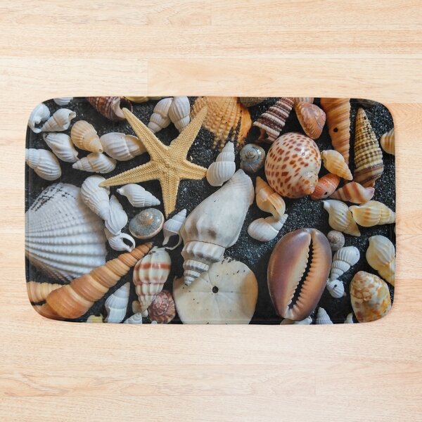 Artikelvorschau, Seesterne und Muscheln im schwarzen Sand entworfen und verkauft von Tree45.