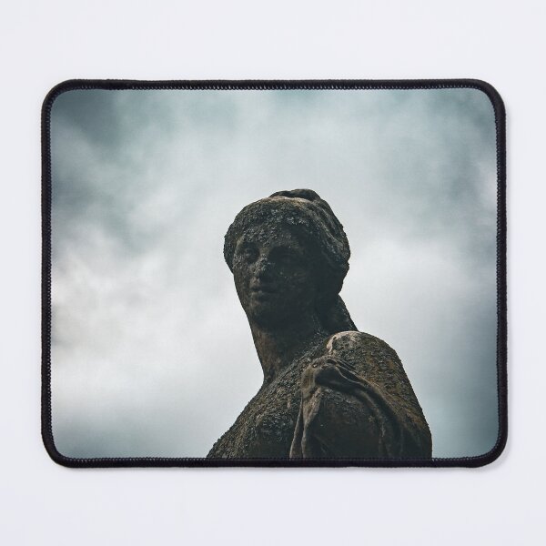 Artikelvorschau, Klassische Gartenstatue an einem bewölkten Himmel entworfen und verkauft von chiaravisuals.