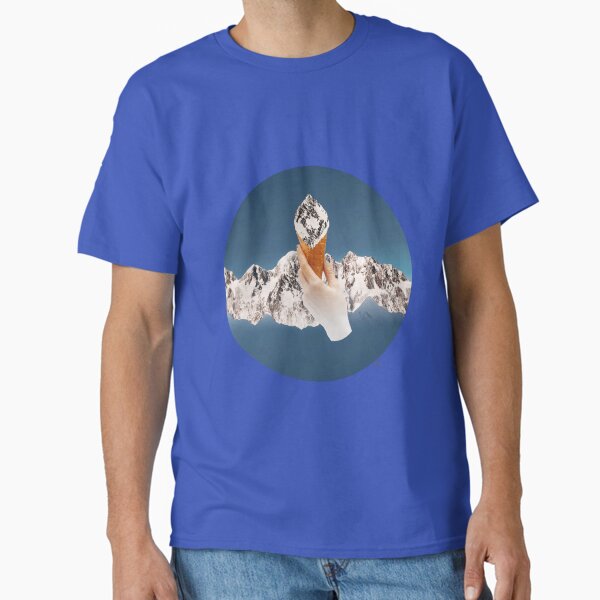 Un cornet à la crème glacée parfum montagne stracciatella Collage surréaliste animé: un ciel bleu, une montagne, un cornet à la crème glacée de montagne stracciatella. T-shirt classique