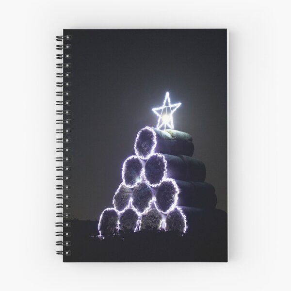 Artikelvorschau, Heuballen-Weihnachtsbaum, Harthill mit Woodall Village. entworfen und verkauft von Paul Rowland.