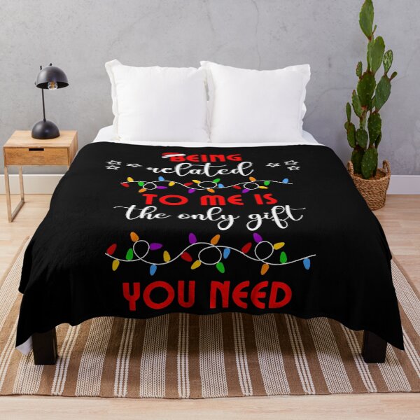 Artikelvorschau, Lustiges Weihnachts-T-Shirt „Mit mir verwandt zu sein ist das einzige Geschenk, das du brauchst“ entworfen und verkauft von scarlett1969.