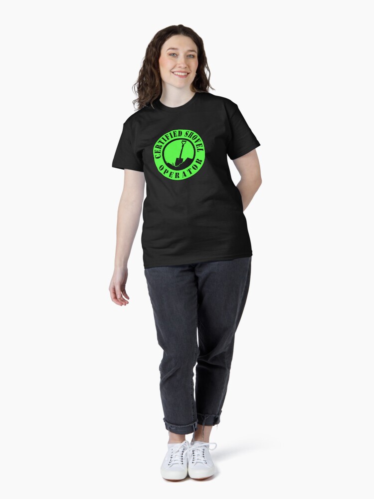 Thumbnail 4 von 7, Classic T-Shirt, Zertifizierte Schaufelfahrersicherheit Grün designt und verkauft von unionpride.