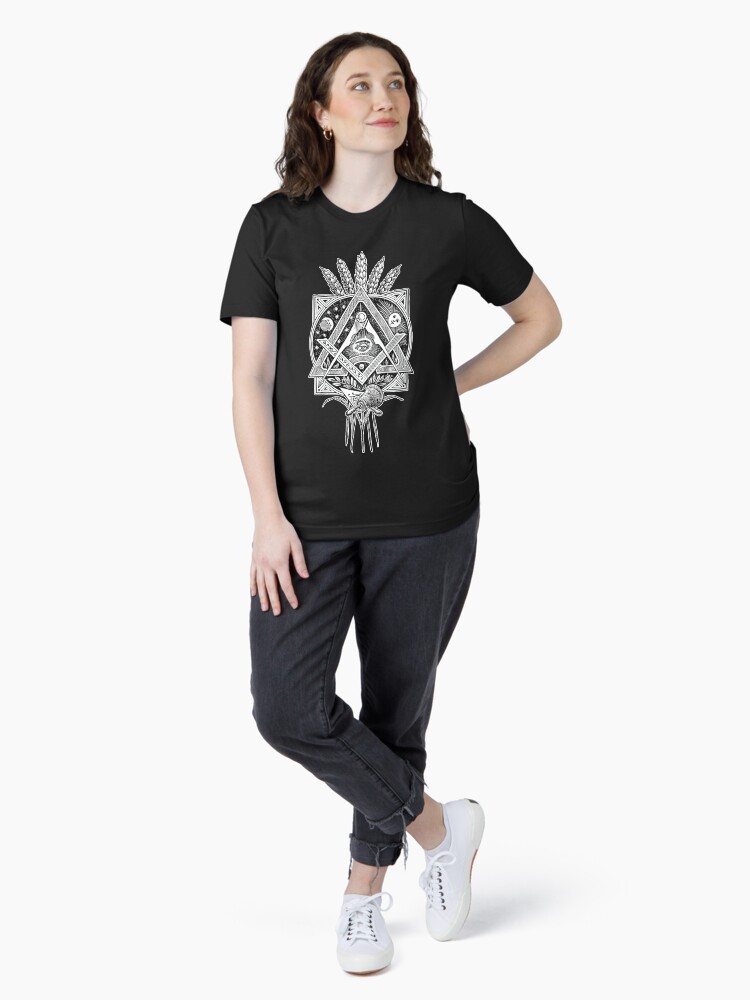 Imagen 4 de 7, Camiseta esencial con la obra Masonería, diseñada y vendida por FotoLibreStudio.