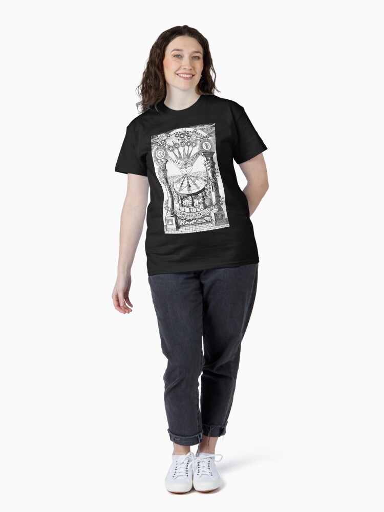 Imagen 4 de 7, Camiseta clásica con la obra masonería, diseñada y vendida por FotoLibreStudio.