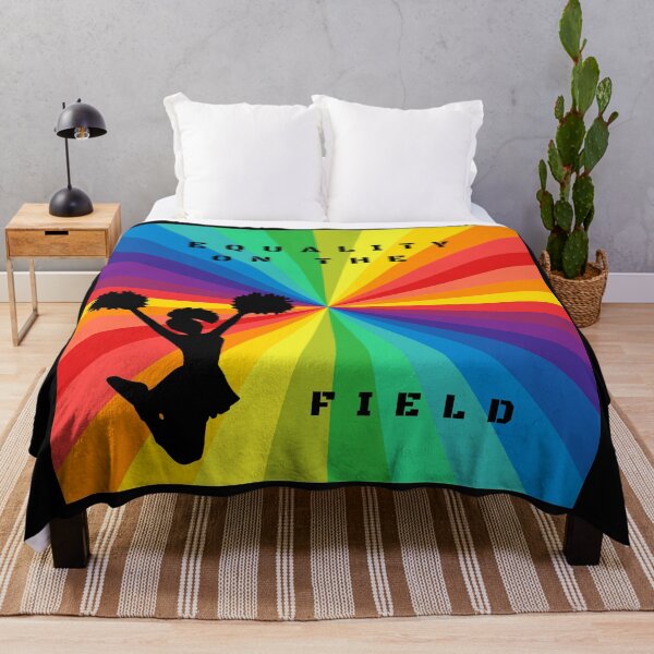 Aperçu de l'œuvre Pom-pom girl LGBTQ. Slogan sportif LGBTQ Cheerleading, Égalité sur le terrain, créée et vendue par PrideBeProud.