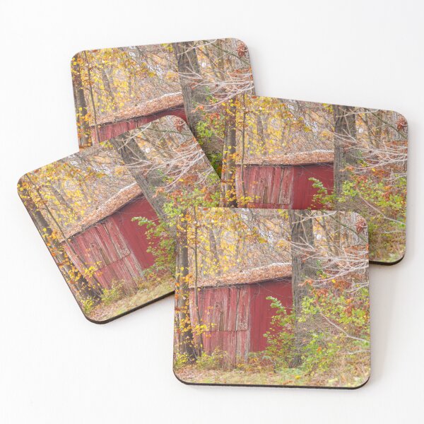 Aperçu de l'œuvre Grange cachée dans les feuilles d'automne créée et vendue par FlyingLilly.