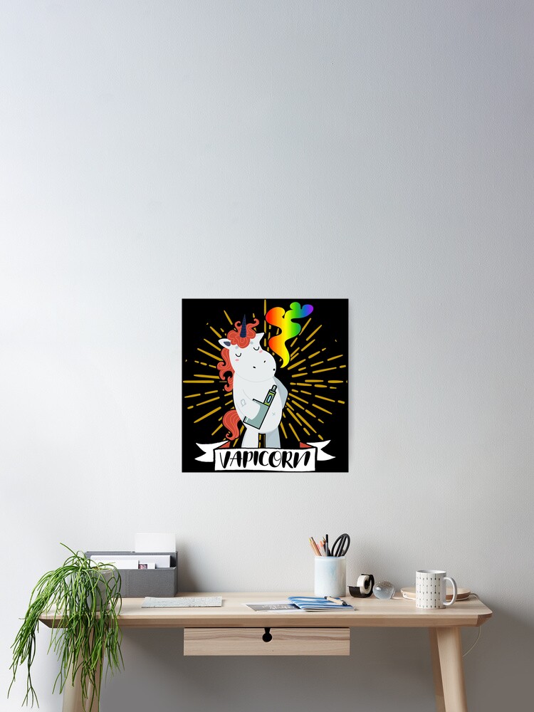 Poster avec l'œuvre « Vapicorn - Vaping Unicorn Licorne Rainbow Vape » de  l'artiste anziehend